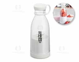 Mini liquidificador portátil com capacidade de 380ml. Contém tampa rosqueável plástica com alça emborrachada para transporte, ventoinha inox 6 lâminas e base plástica com borrachas antiderrapantes. Acompanha cabo USB. Obs. (Para o funcionamento do produto a quantidade total de frutas/água adicionadas não deve exceder 300ml).