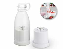 Mini liquidificador portátil com capacidade de 380ml. Contém tampa rosqueável plástica com alça emborrachada para transporte, ventoinha inox 6 lâminas e base plástica com borrachas antiderrapantes. Acompanha cabo USB. Obs. (Para o funcionamento do produto a quantidade total de frutas/água adicionadas não deve exceder 300ml).