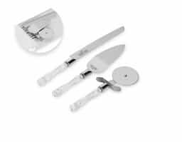 Kit utensílios de cozinha com 3 peças, composto por cortador de pizza, espátula e faca em inox com cabos plásticos. Acompanha estojo de papel.