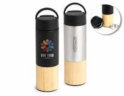 Garrafa térmica produzida em inox 304 com capacidade de 420ml, acompanha peneira para infusão de bebidas. Com detalhes em bambu e plástico, sua tampa é livre de BPA e possui uma alça para transporte que também pode ser utilizada como suporte para celular