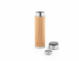 Garrafa em aço inox e bambu de parede dupla térmica, isolada a vácuo. Capacidade até 430 mL. A tampa contém um termômetro digital que permite saber, a qualquer momento, a temperatura da bebida (pilha inclusa). Incluso infusor para chá. Certificação EU Food Grade. A cor e o resultado da impressão nos materiais naturais pode variar entre produtos. ø65 x 235 mm