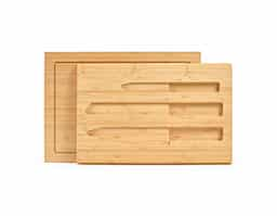 Conjunto de tábuas em bambu com 3 facas inclusas. Composto por duas tábuas: a tábua exterior e a tábua interior que assume duas funcionalidades - um compartimento para três facas inclusas (faca de legumes, faca de pão, faca de cozinha) e como tábua de corte. Fornecida em caixa presente em papel kraft reciclado. Certificação EU Food Grade. A cor e o resultado da impressão nos materiais naturais pode variar entre produtos. 390 x 280 x 45 mm | Tábua exterior: 390 x 280 x 15 mm | Tábua interior: 380 x 250 x 15 mm