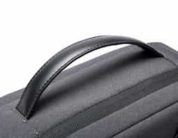 Mochila premium, produzida com poliéster acolchoado, alças de ombro acolchoadas, interior com divisórias com zíper para acomodar pequenos objetos, bolso frontal com zíper e na parte das costas uma divisória atrás, com engate para mala de viagem, aceita notebook de até 15,6”, porta USB na lateral.