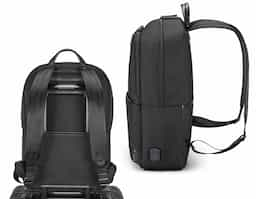 Mochila premium, produzida com poliéster acolchoado, alças de ombro acolchoadas, tecido impermeável, bolso frontal com zíper,divisória interna para canetas e pequenos objetos, aceita notebook de até 15,6”, porta USB na lateral, com engate para mala de viagem.