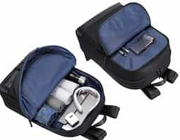 Mochila premium, produzida com poliéster acolchoado, alças de ombro acolchoadas, tecido impermeável, bolso frontal com zíper,divisória interna para canetas e pequenos objetos, aceita notebook de até 15,6”, porta USB na lateral, com engate para mala de viagem.