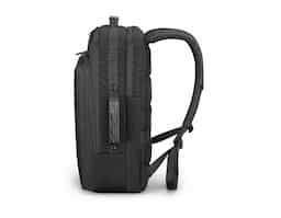 Mochila premium, produzida com couro  acolchoado, alças de ombro acolchoadas, interior com divisórias com zíper para acomodar pequenos objetos, dois bolsos frontais com zíper, na parte das costas uma divisória com zíper, engate para mala de viagem, aceita notebook de até 15,6”, porta USB tipo C na lateral.