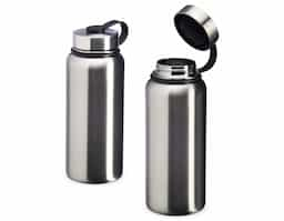 Garrafa térmica de parede dupla em aço inoxidável, com capacidade de 950ml. Mantém a temperatura das bebidas por mais tempo, sendo ideal para líquidos quentes ou frios. A tampa é rosqueável e possui alça, facilitando o transporte em atividades ao ar livre ou no dia a dia.