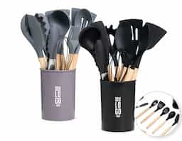 O kit ideal para uma cozinha moderna, projetado para preservar e prolongar a vida das suas panelas! Composto por 12 peças essenciais, este kit é feito em silicone com pegadores de bambu, proporcionando um visual sofisticado. Resistente a temperaturas extremas (-30ºC a 230ºC) e fácil de higienizar, ele é totalmente seguro para suas panelas, pois o silicone não risca nem agride o teflon. O kit inclui: colher escumadeira, colher funda, colher rasa, colher vazada, concha, espátula, espátula de pão, espátula vazada, fouet, pegador e pincel, todos organizados em um suporte plástico. Ecológico e atóxico, nosso kit é cuidadosamente projetado para uso com alimentos, sendo livre de BPA.