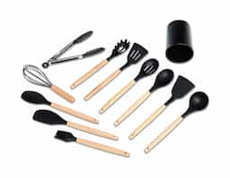 O kit ideal para uma cozinha moderna, projetado para preservar e prolongar a vida das suas panelas! Composto por 12 peças essenciais, este kit é feito em silicone com pegadores de bambu, proporcionando um visual sofisticado. Resistente a temperaturas extremas (-30ºC a 230ºC) e fácil de higienizar, ele é totalmente seguro para suas panelas, pois o silicone não risca nem agride o teflon. O kit inclui: colher escumadeira, colher funda, colher rasa, colher vazada, concha, espátula, espátula de pão, espátula vazada, fouet, pegador e pincel, todos organizados em um suporte plástico. Ecológico e atóxico, nosso kit é cuidadosamente projetado para uso com alimentos, sendo livre de BPA.