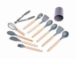 O kit ideal para uma cozinha moderna, projetado para preservar e prolongar a vida das suas panelas! Composto por 12 peças essenciais, este kit é feito em silicone com pegadores de bambu, proporcionando um visual sofisticado. Resistente a temperaturas extremas (-30ºC a 230ºC) e fácil de higienizar, ele é totalmente seguro para suas panelas, pois o silicone não risca nem agride o teflon. O kit inclui: colher escumadeira, colher funda, colher rasa, colher vazada, concha, espátula, espátula de pão, espátula vazada, fouet, pegador e pincel, todos organizados em um suporte plástico. Ecológico e atóxico, nosso kit é cuidadosamente projetado para uso com alimentos, sendo livre de BPA.