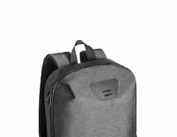 Mochila para notebook em 300D 2Tone de alta densidade com nylon, conferindo-lhe um acabamento brilhante. Possui 1 compartimento principal com divisória para notebook até 15,6", 1 bolso frontal com zíper e 2 bolsos laterais em tela. Parte posterior e alças almofadadas. Contém uma alça de transporte para trolley. Capacidade até 17 L. 280 x 440 x 150 mm