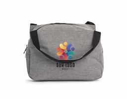 A bolsa térmica é confeccionada em nylon, com capacidade para 6 litros, ideal para manter alimentos e bebidas na temperatura desejada. Equipado com uma alça de mão em nylon, oferece praticidade e conforto ao transportar. Seu design resistente e leve a torna perfeita para piqueniques, passeios e viagens, garantindo que seus itens permaneçam frescos e protegidos. Uma solução funcional para quem busca praticidade no dia a dia.