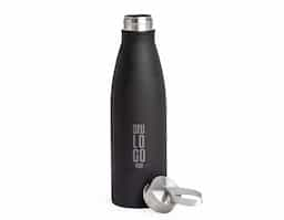 Garrafa de inox de 800ml, ideal para manter suas bebidas na temperatura desejada. Possui tampa rosqueável de nylon embutida, que garante um fechamento seguro e evita vazamentos. Com design prático e resistente, é perfeita para o dia a dia, viagens ou atividades ao ar livre. A garrafa é fácil de limpar e contribui para a redução do uso de plástico.