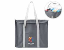 A Bolsa Térmica de 34 litros, feita de nylon resistente, permite levar petiscos, lanches e bebidas de forma prática e segura, mantendo tudo fresquinho por mais tempo nos passeios. Conta com bolso frontal para utensílios, zíperes laterais, fechamento frontal com velcro e duas alças para facilitar o transporte. É a escolha perfeita para quem valoriza eficiência e segurança durante as refeições.