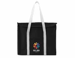 A Bolsa Térmica de 34 litros, feita de nylon resistente, permite levar petiscos, lanches e bebidas de forma prática e segura, mantendo tudo fresquinho por mais tempo nos passeios. Conta com bolso frontal para utensílios, zíperes laterais, fechamento frontal com velcro e duas alças para facilitar o transporte. É a escolha perfeita para quem valoriza eficiência e segurança durante as refeições.