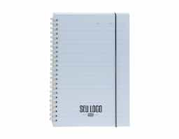 Caderno A5 com capa plástica resistente e elástico para fechamento. Possui cerca de 80 folhas em papel marfim pautado, ideal para anotações e organização. O formato compacto facilita o transporte, tornando-o prático para o dia a dia, seja em aulas ou reuniões. Uma opção funcional e versátil para quem busca um caderno de qualidade.