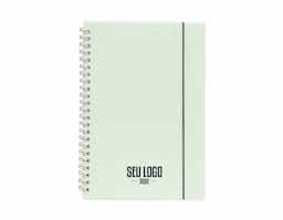 Caderno A5 com capa plástica resistente e elástico para fechamento. Possui cerca de 80 folhas em papel marfim pautado, ideal para anotações e organização. O formato compacto facilita o transporte, tornando-o prático para o dia a dia, seja em aulas ou reuniões. Uma opção funcional e versátil para quem busca um caderno de qualidade.