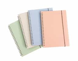 Caderno A5 com capa plástica resistente e elástico para fechamento. Possui cerca de 80 folhas em papel marfim pautado, ideal para anotações e organização. O formato compacto facilita o transporte, tornando-o prático para o dia a dia, seja em aulas ou reuniões. Uma opção funcional e versátil para quem busca um caderno de qualidade.