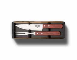 Aproveite seus momentos de churrasco com o Kit Churrasco 2 Peças. Este conjunto vem em um estojo de papel kraft. O kit inclui uma faca de 7 polegadas e um garfo, ambos em inox com cabos de madeira. Um churrasco de respeito merece utensílios de qualidade!