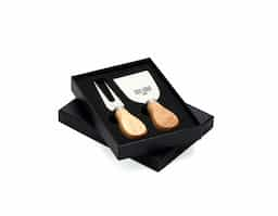 Para aproveitar com qualidade aquele momento especial, precisamos dos utensílios certos. Confira essa novidade: Kit de Queijo com 2 peças, embalado em um estojo de papelão com berço de espuma, contendo um garfo e uma espátula.