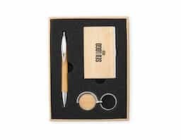 Este kit é a escolha perfeita para quem busca sustentabilidade no dia a dia. Ele inclui: um porta-cartão com tampa de bambu e interior em metal brilhante, combinando resistência e sofisticação; um chaveiro giratório em metal com frente de bambu e verso espelhado, trazendo modernidade; e uma caneta de bambu com clipe metálico, acionamento por clique e carga esferográfica azul, prática e estilosa. Todos os itens são cuidadosamente acomodados em um estojo de papelão com tampa e interior de espuma, ideal para presentes ou para organizar seus itens com cuidado. Uma escolha que alia sustentabilidade, elegância e utilidade em um único conjunto!