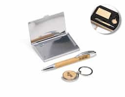 Este kit é a escolha perfeita para quem busca sustentabilidade no dia a dia. Ele inclui: um porta-cartão com tampa de bambu e interior em metal brilhante, combinando resistência e sofisticação; um chaveiro giratório em metal com frente de bambu e verso espelhado, trazendo modernidade; e uma caneta de bambu com clipe metálico, acionamento por clique e carga esferográfica azul, prática e estilosa. Todos os itens são cuidadosamente acomodados em um estojo de papelão com tampa e interior de espuma, ideal para presentes ou para organizar seus itens com cuidado. Uma escolha que alia sustentabilidade, elegância e utilidade em um único conjunto!