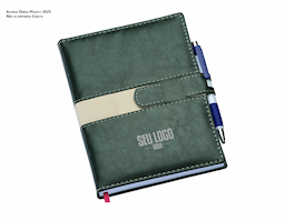 Agenda Executiva com fecho e suporte para caneta, em capa de couro sintético de 0,6mm. Com miolo de agenda diária 2x2 cores, contém 344 páginas de papel off-set 63g, mapa 4x4 cores, índice telefônico e planejamento. Formato compacto de 145x200mm, ideal para quem busca organização e praticidade no dia a dia. Não acompanha caneta.