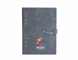 Organize todas as anotações de forma prática com o nosso caderno fichário em PU. Com um design super elegante, ele tem capa dura no formato A5 e um fechamento de fivela imantado que protege as 119 folhas em papel marfim. Os seis anéis permitem retirar e reorganizar as folhas sempre que precisarem, deixando tudo do seu jeito. E para completar, a primeira folha traz um espaço especial para dados pessoais. Esse caderno fichário é a escolha perfeita para manter tudo organizado e com muita sofisticação.