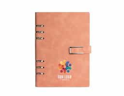 Organize todas as anotações de forma prática com o nosso caderno fichário em PU. Com um design super elegante, ele tem capa dura no formato A5 e um fechamento de fivela imantado que protege as 119 folhas em papel marfim. Os seis anéis permitem retirar e reorganizar as folhas sempre que precisarem, deixando tudo do seu jeito. E para completar, a primeira folha traz um espaço especial para dados pessoais. Esse caderno fichário é a escolha perfeita para manter tudo organizado e com muita sofisticação.