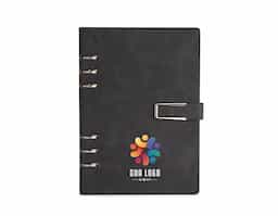 Organize todas as anotações de forma prática com o nosso caderno fichário em PU. Com um design super elegante, ele tem capa dura no formato A5 e um fechamento de fivela imantado que protege as 119 folhas em papel marfim. Os seis anéis permitem retirar e reorganizar as folhas sempre que precisarem, deixando tudo do seu jeito. E para completar, a primeira folha traz um espaço especial para dados pessoais. Esse caderno fichário é a escolha perfeita para manter tudo organizado e com muita sofisticação.