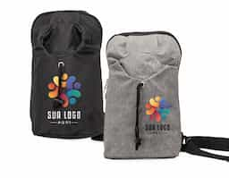 Para quem ama praticidade no dia a dia, essa mochila de ombro de 6 litros é a escolha perfeita. Feita em nylon resistente à água, ela é compacta e super funcional. A mochila possui costas e alças acolchoadas, equipadas com mosquetões que permitem alternar facilmente entre os lados direito e esquerdo, proporcionando maior conforto e versatilidade. O compartimento principal vem com um bolso interno para manter tudo no lugar, e o bolso frontal com fechamento por cordão deixa o acesso bem fácil. Ideal para quem gosta de praticidade sem abrir mão de um visual mais casual.