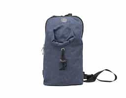 Para quem ama praticidade no dia a dia, essa mochila de ombro de 6 litros é a escolha perfeita. Feita em nylon resistente à água, ela é compacta e super funcional. A mochila possui costas e alças acolchoadas, equipadas com mosquetões que permitem alternar facilmente entre os lados direito e esquerdo, proporcionando maior conforto e versatilidade. O compartimento principal vem com um bolso interno para manter tudo no lugar, e o bolso frontal com fechamento por cordão deixa o acesso bem fácil. Ideal para quem gosta de praticidade sem abrir mão de um visual mais casual.