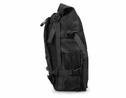 Com um design prático de um bolso gigante, nossa mochila de 34 Litros é a opção perfeita para quem precisa de espaço e versatilidade, seja para lazer, viagens ou trabalho. Resistente à água, feita em couro sintético e nylon, ela conta com bolso frontal com zíper, além de um bolso interno ideal para guardar documentos ou celular com segurança. O compartimento principal oferece um bolso para notebook e muito mais espaço para itens do dia a dia. O fechamento por velcro permite que a mochila seja dobrada e reforçada com fivelas ajustáveis, que também estão presentes nas laterais, tornando-a expansível quando necessário. Ainda tem dois bolsos de tela nas laterais, ideais para garrafas ou outros itens essenciais. E para garantir seu conforto, a traseira e as alças são acolchoadas e revestidas, oferecendo uma experiência de uso mais agradável durante o dia a dia.