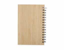 O caderno de capa dura de bambu oferece uma opção sustentável para organizar anotações. Possui 68 folhas pautadas, cinco marcadores plásticos autoadesivos e uma régua de bambu de 20 cm. Prático e funcional, é ideal para registrar ideias e compromissos, combinando organização e responsabilidade ambiental.