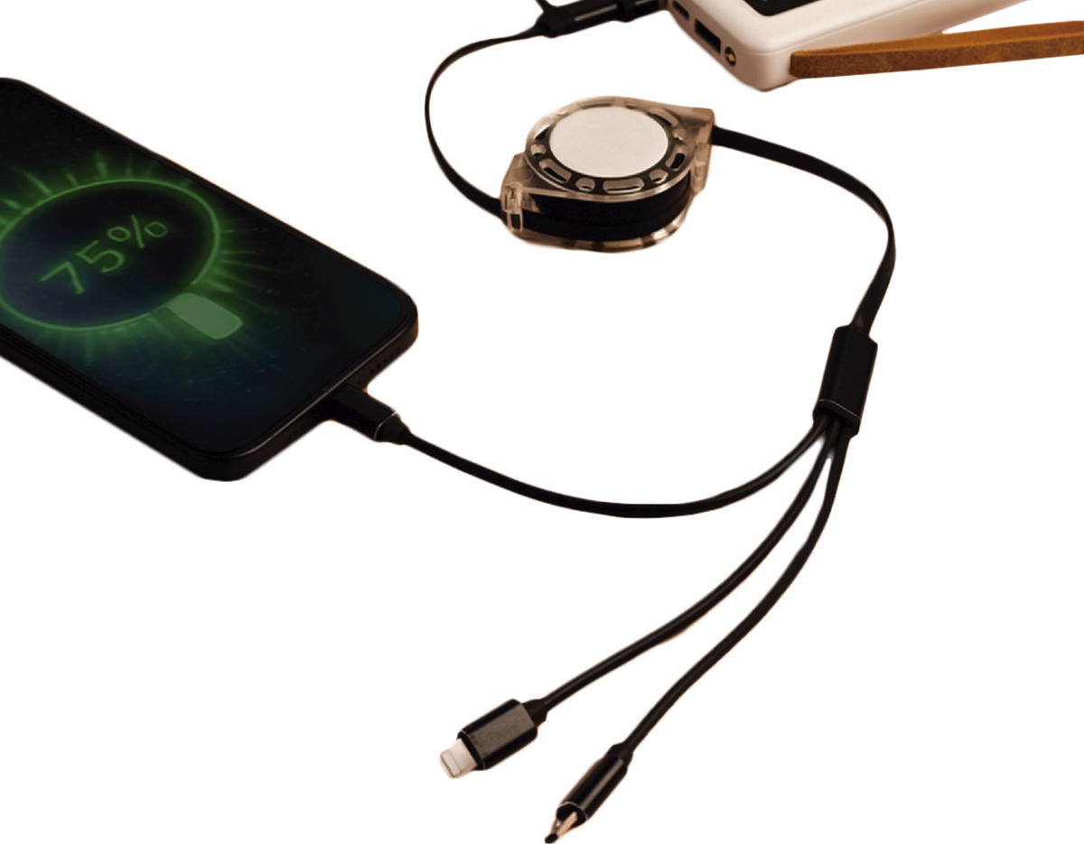 Cabo USB retrátil com níveis ajustáveis e extensão de até 1,05 m. Apresenta três cabos com saídas USB-C, Micro USB e Lightning em uma das pontas, enquanto a outra conta com entrada USB-C e adaptador USB tipo A. 
Obs: A transferência de arquivos e dados em dispositivos Android funciona apenas pela saída USB-C.