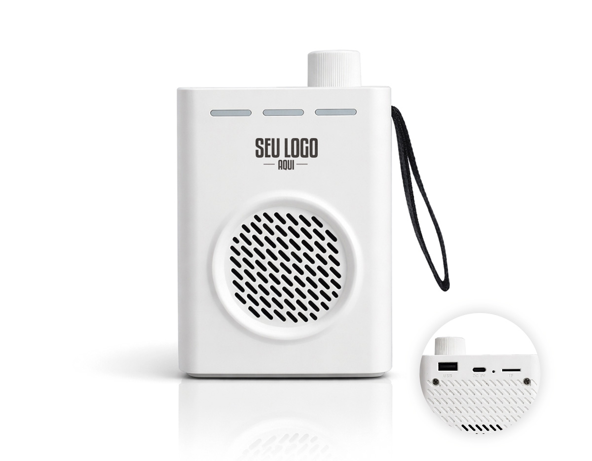 Caixa de som multimídia com estrutura em plástico e iluminação RGB ajustável na parte frontal. Possui conexão Bluetooth 5.4 e rádio FM, além de entradas USB-A e TF (microSD) para a reprodução de arquivos MP3 via pen drives e cartões microSD. Conta ainda com painel de botões na parte superior, base antiderrapante, alça lateral em nylon e entrada USB-C para carregamento do aparelho. Acompanha cabo USB-C.
