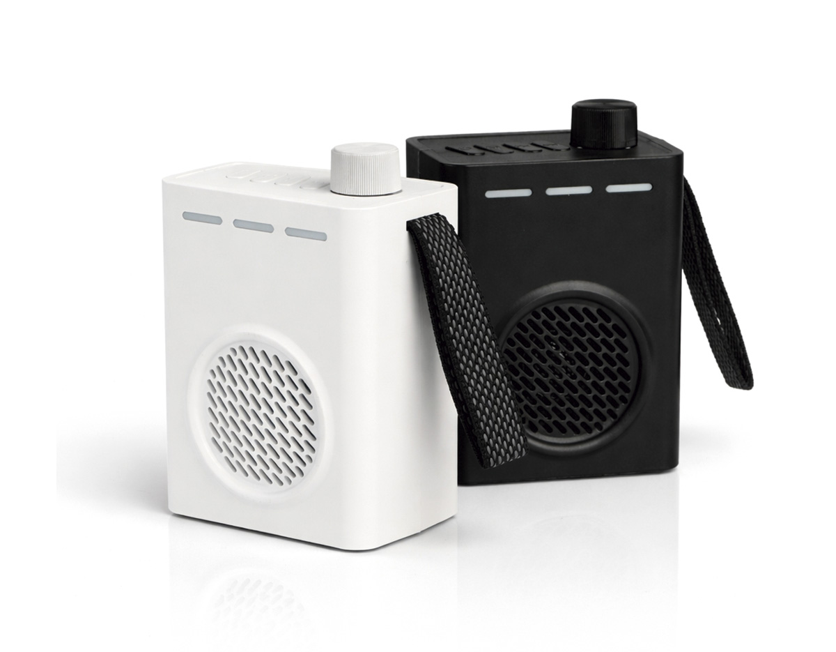 Caixa de som multimídia com estrutura em plástico e iluminação RGB ajustável na parte frontal. Possui conexão Bluetooth 5.4 e rádio FM, além de entradas USB-A e TF (microSD) para a reprodução de arquivos MP3 via pen drives e cartões microSD. Conta ainda com painel de botões na parte superior, base antiderrapante, alça lateral em nylon e entrada USB-C para carregamento do aparelho. Acompanha cabo USB-C.