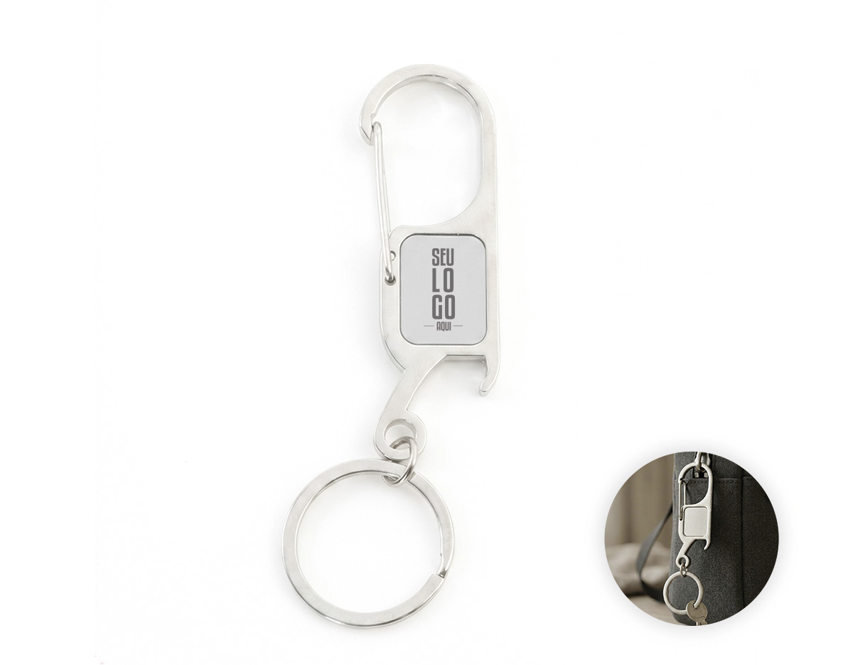 Chaveiro metálico com design prático e multifuncional, equipado com mosquetão que facilita a fixação em mochilas, bolsas ou cintos. Possui abridor de garrafas embutido, oferecendo utilidade no dia a dia e em momentos de lazer. Resistente e compacto, é uma excelente opção de brinde promocional ou corporativo, combinando funcionalidade e durabilidade, além de proporcionar ótima área para personalização e divulgação da marca.