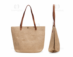 Bolsa confeccionada em palha trançada com fechamento em botão metálico de pressão. Possui revestimento interno em algodão e bolso com fechamento em zíper, além de alças e plaqueta frontal em couro sintético.