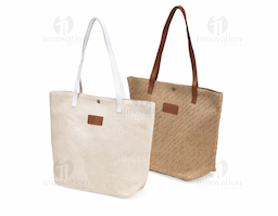 Bolsa confeccionada em palha trançada com fechamento em botão metálico de pressão. Possui revestimento interno em algodão e bolso com fechamento em zíper, além de alças e plaqueta frontal em couro sintético.