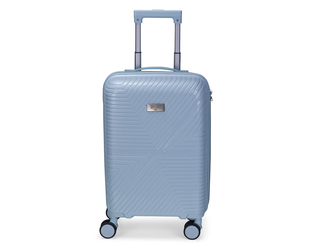 Mala de viagem em plástico resistente, fechamento em zíper e capacidade para até 30 litros. Possui dimensões compatíveis com o padrão da ANAC, compartimento interno com fechamento em zíper e bolso superior em tela de malha, além de cinta compressora no lado oposto para organização de objetos. Conta ainda com alça de mão, quatro rodinhas com giro em 360 graus, puxador com ajuste de nível e alça plástica, além de cadeado numérico TSA. Acompanha placa em metal para personalização.