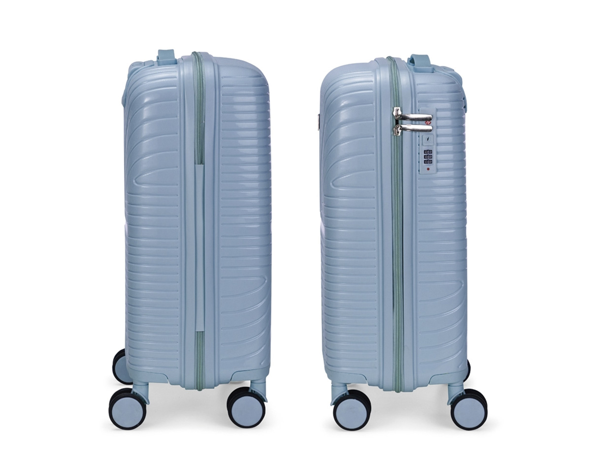 Mala de viagem em plástico resistente, fechamento em zíper e capacidade para até 30 litros. Possui dimensões compatíveis com o padrão da ANAC, compartimento interno com fechamento em zíper e bolso superior em tela de malha, além de cinta compressora no lado oposto para organização de objetos. Conta ainda com alça de mão, quatro rodinhas com giro em 360 graus, puxador com ajuste de nível e alça plástica, além de cadeado numérico TSA. Acompanha placa em metal para personalização.