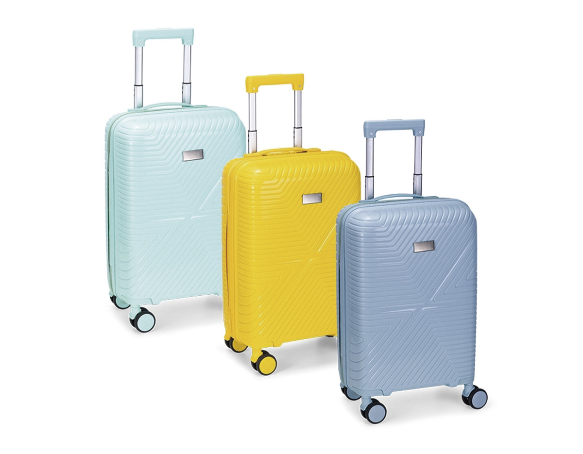 Mala de viagem em plástico resistente, fechamento em zíper e capacidade para até 30 litros. Possui dimensões compatíveis com o padrão da ANAC, compartimento interno com fechamento em zíper e bolso superior em tela de malha, além de cinta compressora no lado oposto para organização de objetos. Conta ainda com alça de mão, quatro rodinhas com giro em 360 graus, puxador com ajuste de nível e alça plástica, além de cadeado numérico TSA. Acompanha placa em metal para personalização.