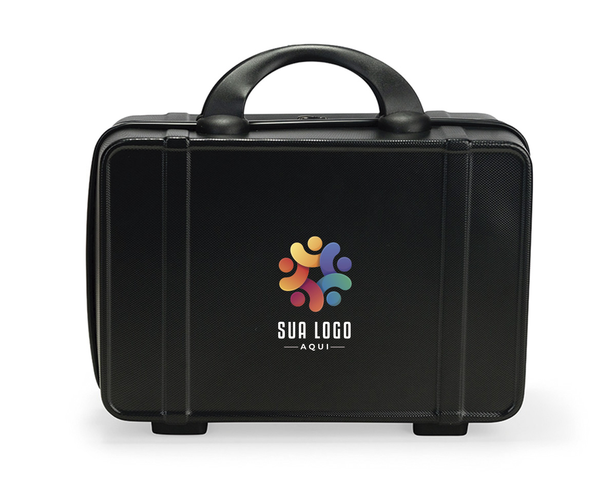 Frasqueira de viagem em plástico ABS com capacidade máxima de 8 litros. Possui compartimento interno com revestimento em poliéster, fechamento em zíper e bolso em tela de malha em uma das laterais, além de cinta compressora de engates plástico na outra. Apresenta quatro apoios reforçados na parte inferior, duas alças de mão, engate elástico para alças de malas e fechamento externo em zíper.