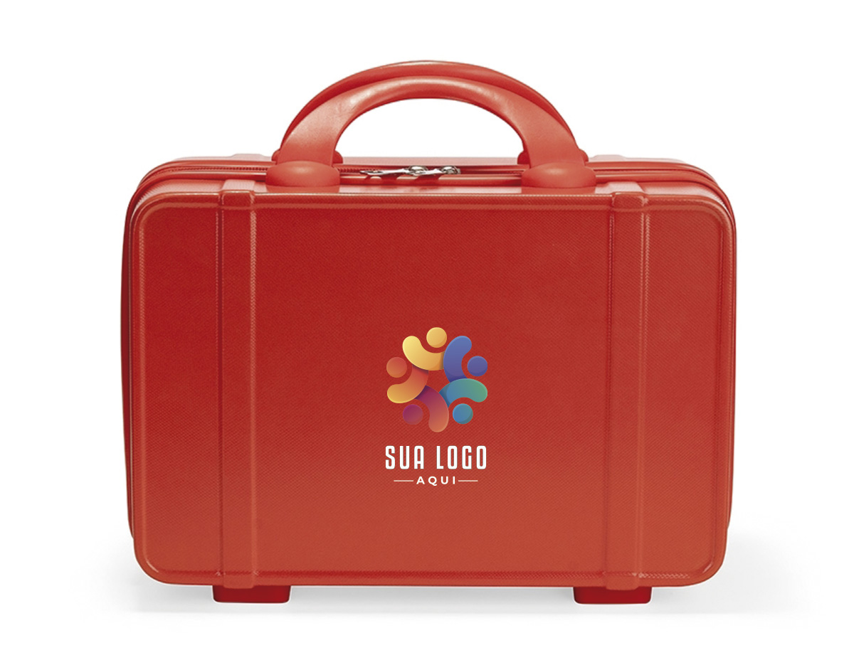 Frasqueira de viagem em plástico ABS com capacidade máxima de 8 litros. Possui compartimento interno com revestimento em poliéster, fechamento em zíper e bolso em tela de malha em uma das laterais, além de cinta compressora de engates plástico na outra. Apresenta quatro apoios reforçados na parte inferior, duas alças de mão, engate elástico para alças de malas e fechamento externo em zíper.