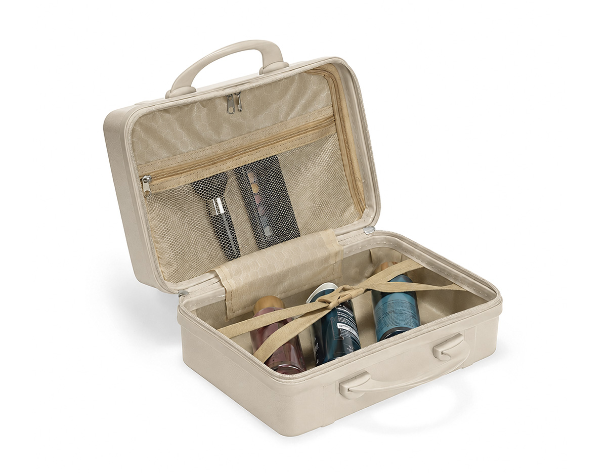 Frasqueira de viagem em plástico ABS com capacidade máxima de 8 litros. Possui compartimento interno com revestimento em poliéster, fechamento em zíper e bolso em tela de malha em uma das laterais, além de cinta compressora de engates plástico na outra. Apresenta quatro apoios reforçados na parte inferior, duas alças de mão, engate elástico para alças de malas e fechamento externo em zíper.