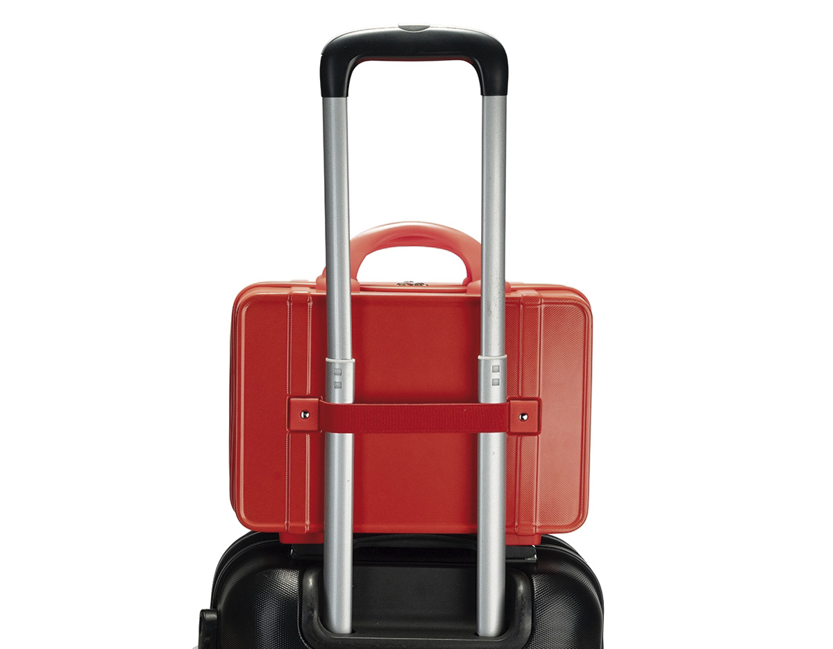 Frasqueira de viagem em plástico ABS com capacidade máxima de 8 litros. Possui compartimento interno com revestimento em poliéster, fechamento em zíper e bolso em tela de malha em uma das laterais, além de cinta compressora de engates plástico na outra. Apresenta quatro apoios reforçados na parte inferior, duas alças de mão, engate elástico para alças de malas e fechamento externo em zíper.