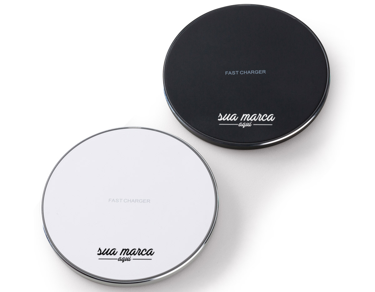Carregador wireless por indução. Produzido em material plástico, o carregador possui antiderrapantes de silicone na parte inferior. Para desfrutar do carregamento por indução (sem fio) é fundamental que o celular possua a tecnologia QI – desta maneira é possível carregar o celular posicionando-o sob carregador, sendo necessário apenas necessário conectar o carregador à uma fonte de energia (USB ou diretamente na tomada). O carregador wireless possui a tecnologia de carga rápida, mas para a utilização deste modo é necessário que o celular também possua esta tecnologia, caso contrário será realizada a carga normal. O carregador possui luzes de funcionamento, quando ligado irá exibir a luz verde e ao entrar em modo de carga irá exibir uma luz azul. Acompanha cabo USB.