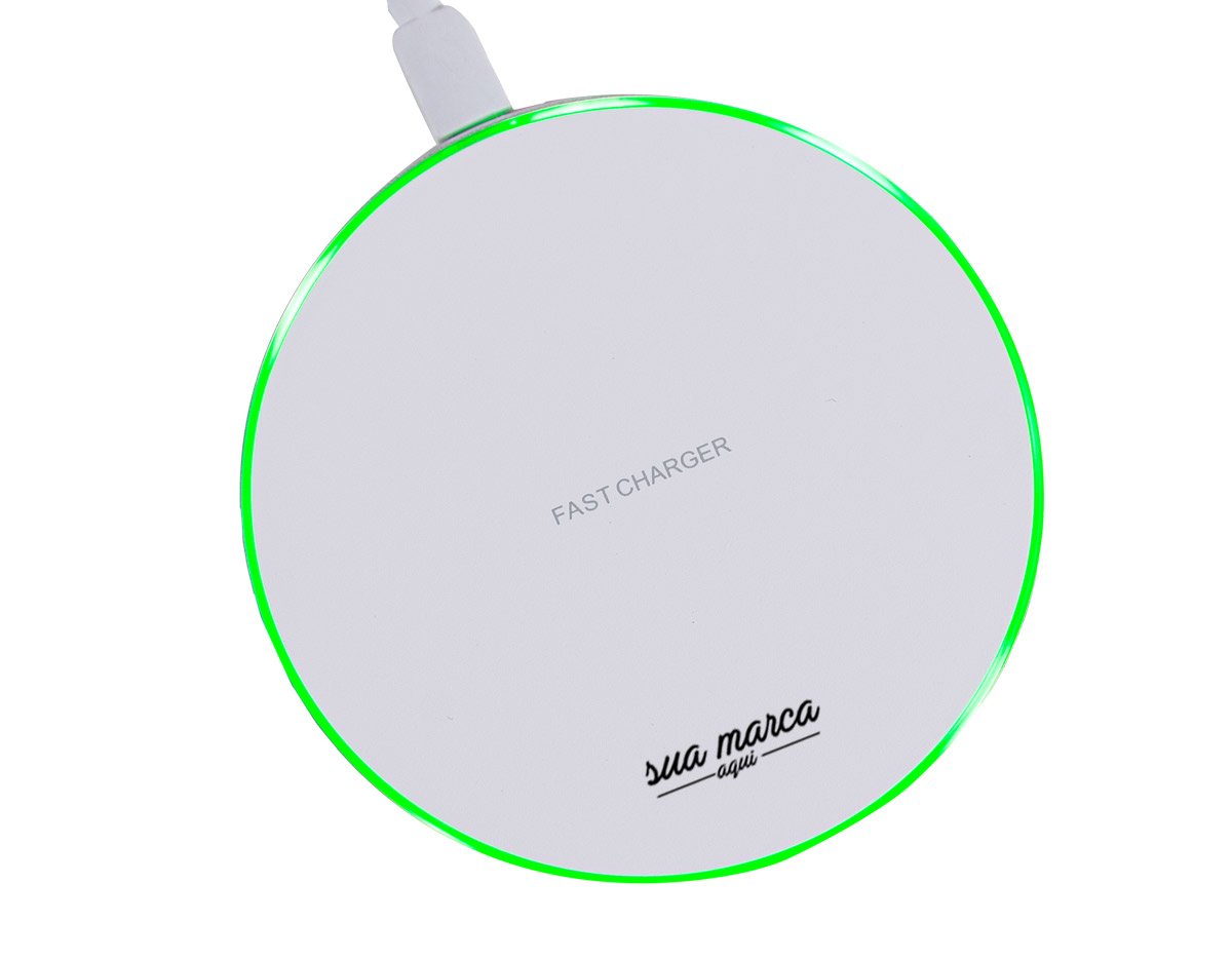 Carregador wireless por indução. Produzido em material plástico, o carregador possui antiderrapantes de silicone na parte inferior. Para desfrutar do carregamento por indução (sem fio) é fundamental que o celular possua a tecnologia QI – desta maneira é possível carregar o celular posicionando-o sob carregador, sendo necessário apenas necessário conectar o carregador à uma fonte de energia (USB ou diretamente na tomada). O carregador wireless possui a tecnologia de carga rápida, mas para a utilização deste modo é necessário que o celular também possua esta tecnologia, caso contrário será realizada a carga normal. O carregador possui luzes de funcionamento, quando ligado irá exibir a luz verde e ao entrar em modo de carga irá exibir uma luz azul. Acompanha cabo USB.