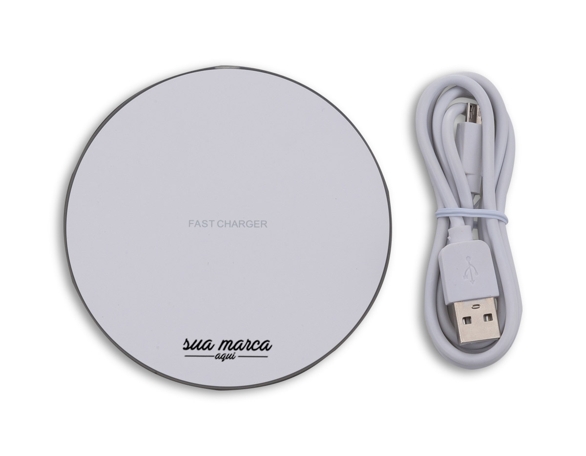 Carregador wireless por indução. Produzido em material plástico, o carregador possui antiderrapantes de silicone na parte inferior. Para desfrutar do carregamento por indução (sem fio) é fundamental que o celular possua a tecnologia QI – desta maneira é possível carregar o celular posicionando-o sob carregador, sendo necessário apenas necessário conectar o carregador à uma fonte de energia (USB ou diretamente na tomada). O carregador wireless possui a tecnologia de carga rápida, mas para a utilização deste modo é necessário que o celular também possua esta tecnologia, caso contrário será realizada a carga normal. O carregador possui luzes de funcionamento, quando ligado irá exibir a luz verde e ao entrar em modo de carga irá exibir uma luz azul. Acompanha cabo USB.